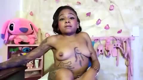 Snapshot of lauren_hills7069 chatting on 01-22-25, 06:52 Lauren online show from 01-22-25, 06:52