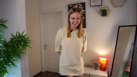 Snapshot of laurendarou chatting on 10-27-25, 11:25 Ellie  online show from 10-27-25, 11:25