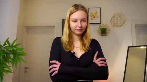 Snapshot of laurendarou chatting on 10-28-25, 11:36 Ellie  online show from 10-28-25, 11:36