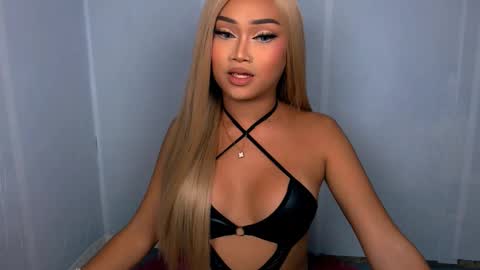 Snapshot of laurenfox16 chatting on 10-12-25, 05:23 chloe3 online show from 10-12-25, 05:23