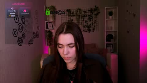 Snapshot of laurenmurrr chatting on 05-15-26, 09:27 Laure online show from 05-15-26, 09:27