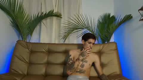 Snapshot of laurensex4 chatting on 02-21-25, 03:01 Lauren and Cristopher online show from 02-21-25, 03:01