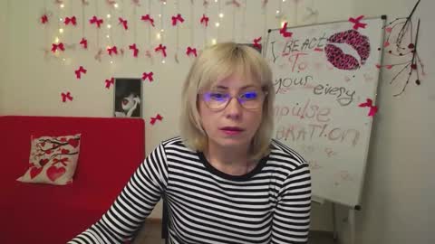 Snapshot of laurenwishy chatting on 03-10-26, 06:29 Lauren online show from 03-10-26, 06:29