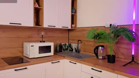 Snapshot of lauriegutierrez chatting on 12-04-25, 05:06 Laura online show from 12-04-25, 05:06