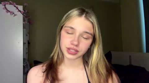 Snapshot of laurineleconey chatting on 05-21-26, 11:39 Bella online show from 05-21-26, 11:39