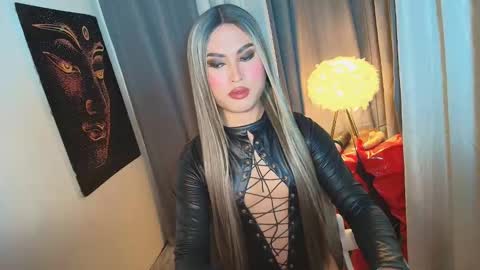 Snapshot of lavictoria_ladyboy chatting on 10-16-25, 07:04 Victoria online show from 10-16-25, 07:04