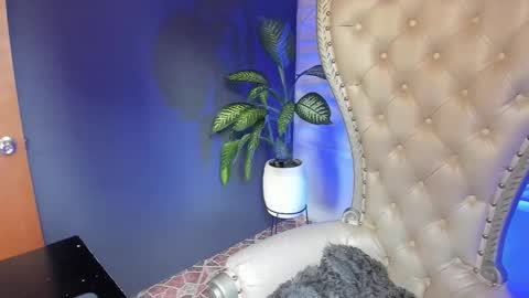 Layla online show from 11-11-25, 08:31