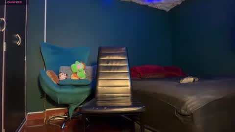 Layla   help me with your thumbs up its important  online show from 07-10-26, 08:50