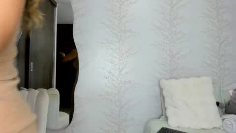 Layla Vanegas online show from 10-20-25, 09:59