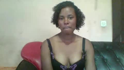 Snapshot of laylah517 chatting on 11-05-25, 11:43 laylah517 online show from 11-05-25, 11:43