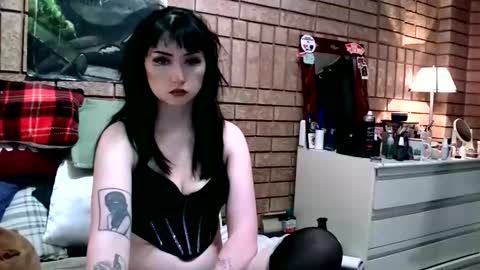 Layla Kills online show from 12-21-25, 05:25