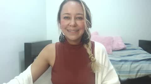 leah_susman online show from 10-21-25, 02:01