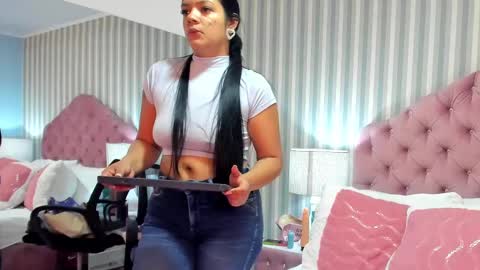 Snapshot of leahfontana chatting on 01-31-25, 08:12 Leah Fontana online show from 01-31-25, 08:12