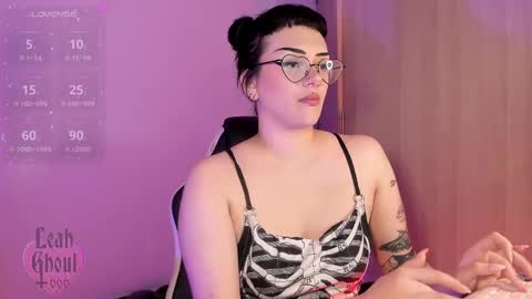 Snapshot of leahghoul666 chatting on 02-25-25, 06:03 Leah Independent Model OF leahghoul666 online show from 02-25-25, 06:03