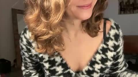 Leah Sparkles online show from 12-17-25, 02:45