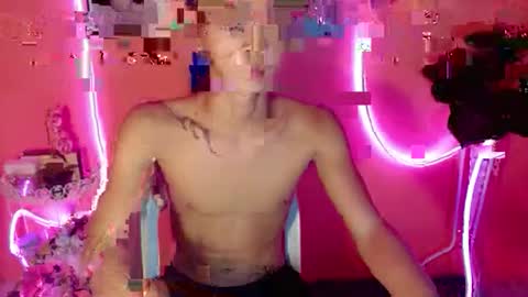 Snapshot of leemoreno18 chatting on 09-19-25, 03:30 leemoreno18 online show from 09-19-25, 03:30