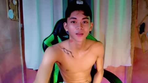 Snapshot of leemoreno18 chatting on 10-24-25, 10:11 leemoreno18 online show from 10-24-25, 10:11