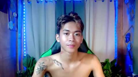 Snapshot of leemoreno18 chatting on 11-15-25, 11:18 leemoreno18 online show from 11-15-25, 11:18