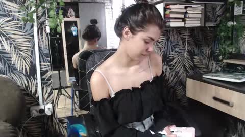 Snapshot of legenda_liya chatting on 10-15-25, 12:49 Liya online show from 10-15-25, 12:49