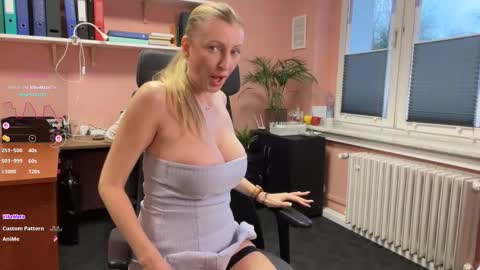 Snapshot of legslong chatting on 11-18-25, 06:40 LegsLONG online show from 11-18-25, 06:40