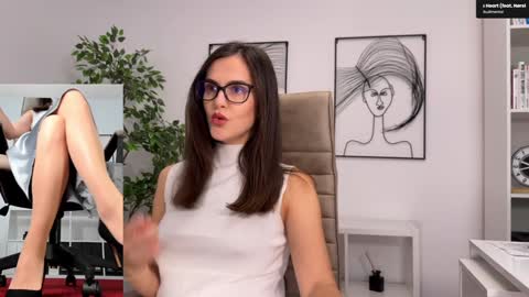 Snapshot of legswattitude chatting on 11-17-25, 10:54 Elle online show from 11-17-25, 10:54