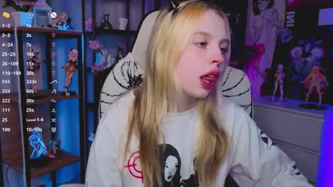 Snapshot of leiladwight chatting on 11-23-25, 04:07 Leila online show from 11-23-25, 04:07