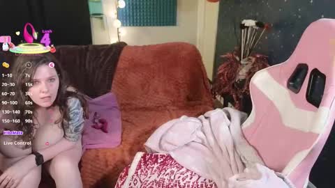 Junie 3 online show from 11-24-25, 11:26