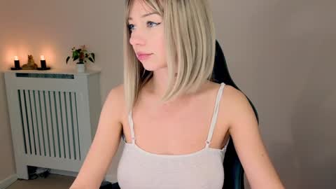 Snapshot of lenamuti chatting on 12-04-25, 10:35 Lena online show from 12-04-25, 10:35