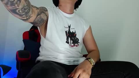 Snapshot of leo_cumming01 chatting on 11-23-25, 02:55 Yesid online show from 11-23-25, 02:55