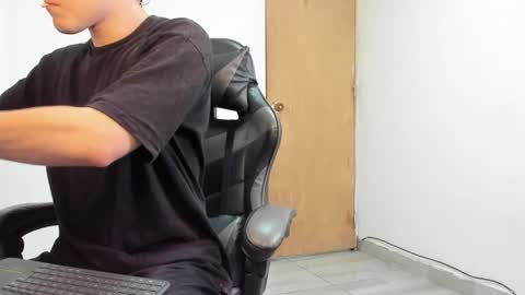 Snapshot of leo_jones389 chatting on 05-14-26, 12:39 Leo Jones online show from 05-14-26, 12:39
