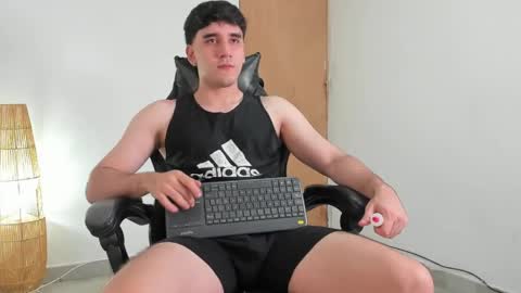 Snapshot of leo_jones389 chatting on 06-10-26, 12:22 Leo Jones online show from 06-10-26, 12:22
