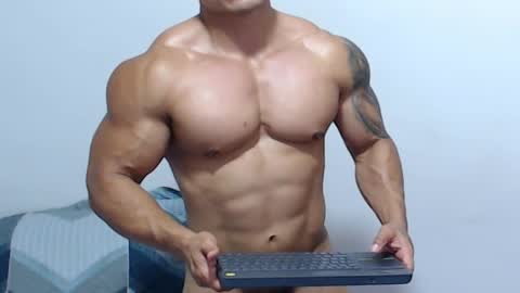 Snapshot of leo_muscleboy chatting on 05-27-26, 02:30 Leo online show from 05-27-26, 02:30