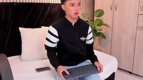 leohard_ online show from 01-17-26, 11:48