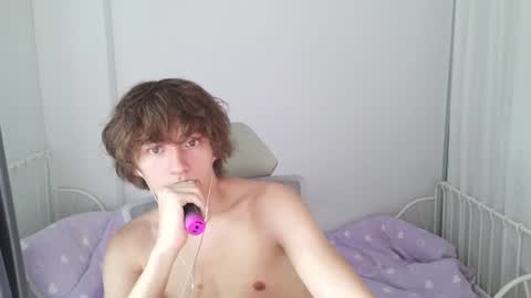 Snapshot of leon_heart666 chatting on 06-08-26, 12:47 Leon online show from 06-08-26, 12:47
