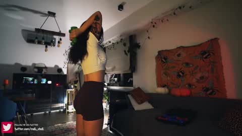 Snapshot of leonamell chatting on 09-29-25, 10:25 Leo online show from 09-29-25, 10:25