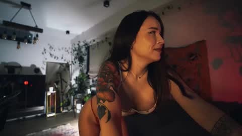 Snapshot of leonamell chatting on 10-10-25, 11:15 Leo online show from 10-10-25, 11:15