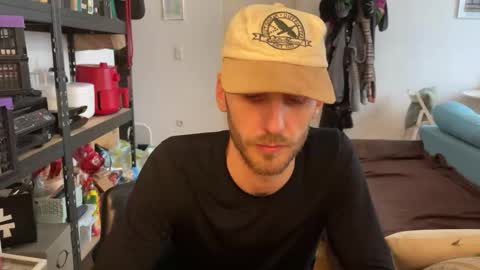 Leon online show from 11-28-25, 01:36