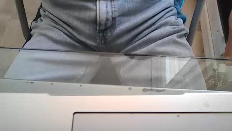 Snapshot of leoufdedingue chatting on 10-24-25, 09:17 CESTMOI75100 online show from 10-24-25, 09:17