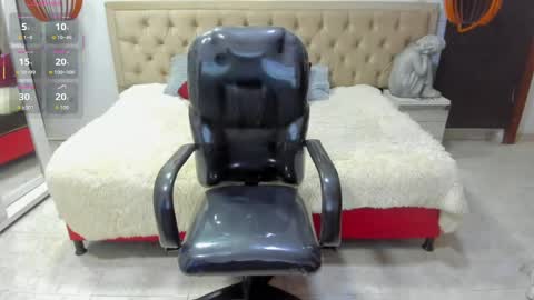 L E S L E Y  AND  D R A K O online show from 06-04-26, 05:41