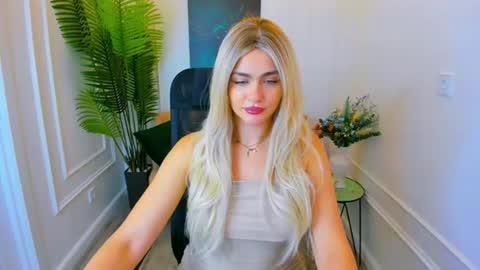 Snapshot of lesliemineg chatting on 09-19-25, 07:47 lesliemineg online show from 09-19-25, 07:47