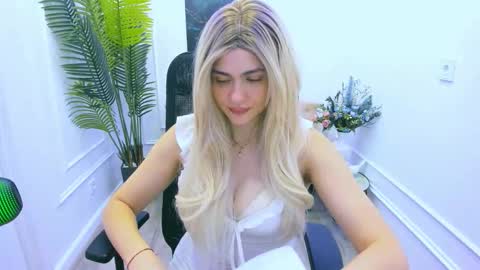 Snapshot of lesliemineg chatting on 09-30-25, 11:48 lesliemineg online show from 09-30-25, 11:48