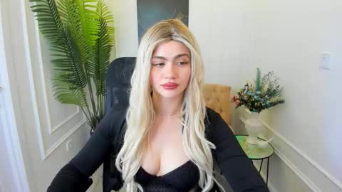 Snapshot of lesliemineg chatting on 10-10-25, 08:41 lesliemineg online show from 10-10-25, 08:41