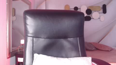 Less  online show from 12-24-24, 04:19