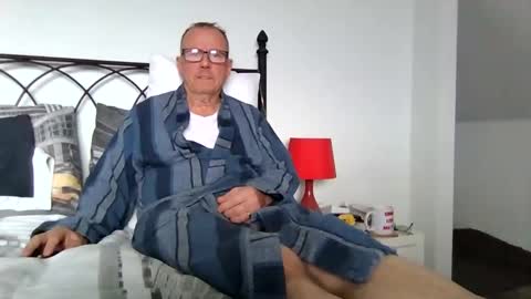 Snapshot of letmestrip chatting on 09-12-25, 07:52 paul online show from 09-12-25, 07:52