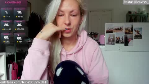 Snapshot of leusee chatting on 12-23-24, 11:36 LeaVixx online show from 12-23-24, 11:36