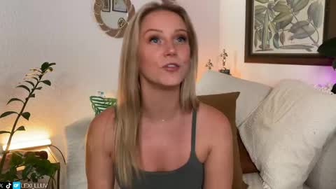 Snapshot of lexi_luv chatting on 04-17-26, 11:52 Lexi online show from 04-17-26, 11:52