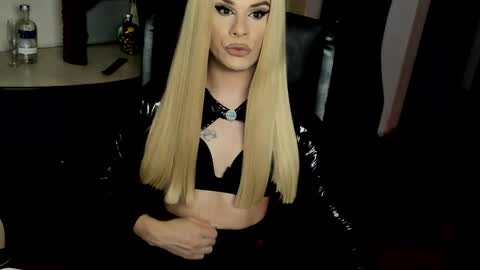 Snapshot of lexxymiss chatting on 10-20-25, 08:42 eva lexy you may call me Miss online show from 10-20-25, 08:42