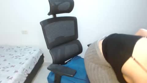 Snapshot of leydy_day chatting on 11-27-25, 04:09 leydy_day online show from 11-27-25, 04:09