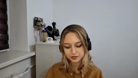 Snapshot of lezlielowe chatting on 11-11-25, 10:59 Mia online show from 11-11-25, 10:59