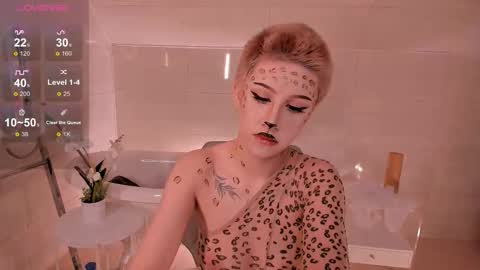 Snapshot of lezy_liza chatting on 10-22-25, 01:17 Lisa online show from 10-22-25, 01:17
